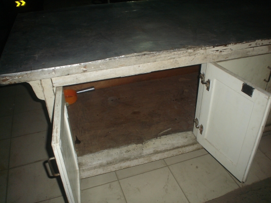 โต๊ะขายอาหาร  มีล้อ  แข็งแรง กว้าง  มีห้องเก็บของ 2 ล็อก