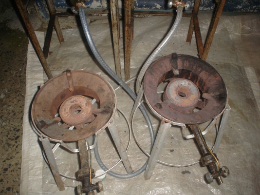 เตาแก็สแบบเร่งได้  4ตัวพร้อมขาตั้ง  เหมา1500บาท ห้ามต่อ