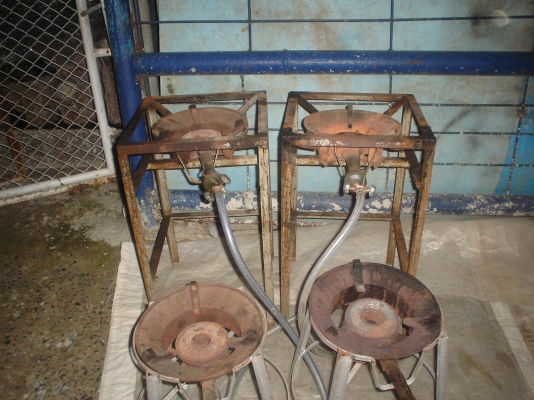 เตาแก็สแบบเร่งได้  4ตัวพร้อมขาตั้ง  เหมา1500บาท ห้ามต่อ