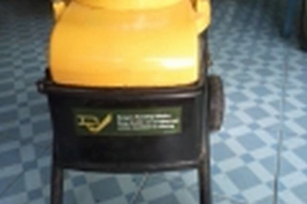 เครื่องย่อยเศษกิ่งไม้ใบไม้เศษวัสดุต่างๆขนาด 2 แรงม้าให้มีขนาดที่เล็กลงเพื่อนำไปใช้ทำปุ๋ยใช้ไฟบ้าน220v.เคลื่อนย้ายง่ายมีล้อ