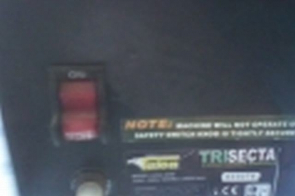 เครื่องย่อยเศษกิ่งไม้ใบไม้เศษวัสดุต่างๆขนาด 2 แรงม้าให้มีขนาดที่เล็กลงเพื่อนำไปใช้ทำปุ๋ยใช้ไฟบ้าน220v.เคลื่อนย้ายง่ายมีล้อ