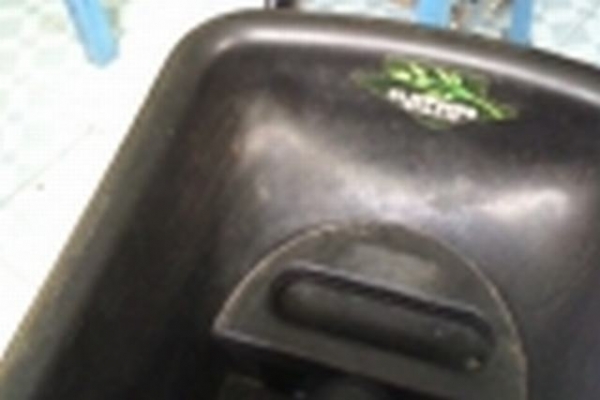 เครื่องย่อยเศษกิ่งไม้ใบไม้เศษวัสดุต่างๆขนาด 2 แรงม้าให้มีขนาดที่เล็กลงเพื่อนำไปใช้ทำปุ๋ยใช้ไฟบ้าน220v.เคลื่อนย้ายง่ายมีล้อ