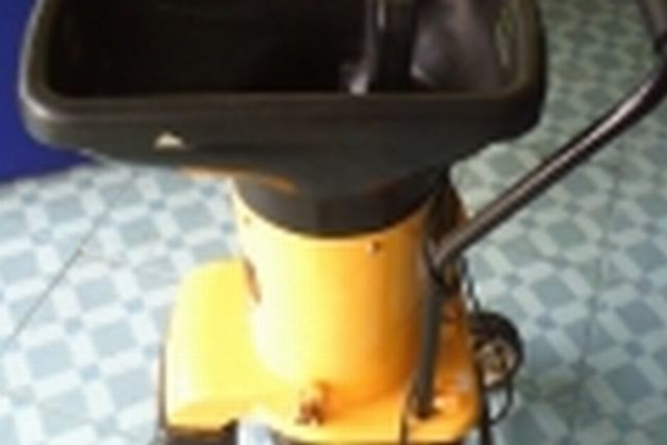 เครื่องย่อยเศษกิ่งไม้ใบไม้เศษวัสดุต่างๆขนาด 2 แรงม้าให้มีขนาดที่เล็กลงเพื่อนำไปใช้ทำปุ๋ยใช้ไฟบ้าน220v.เคลื่อนย้ายง่ายมีล้อ