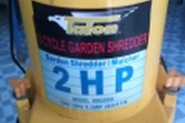 เครื่องย่อยเศษกิ่งไม้ใบไม้เศษวัสดุต่างๆขนาด 2 แรงม้าให้มีขนาดที่เล็กลงเพื่อนำไปใช้ทำปุ๋ยใช้ไฟบ้าน220v.เคลื่อนย้ายง่ายมีล้อ