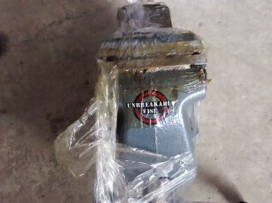 ปากกาจับชิ้นงาน 4 นิ้ว ของ USA.ยี่ห้อ LACROC รุ่นทนงานหนักหมุนได้รอบตัวกับฐาน