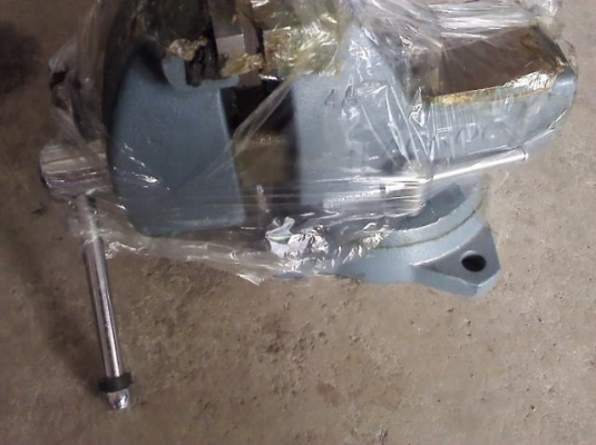 ปากกาจับชิ้นงาน 4 นิ้ว ของ USA.ยี่ห้อ LACROC รุ่นทนงานหนักหมุนได้รอบตัวกับฐาน