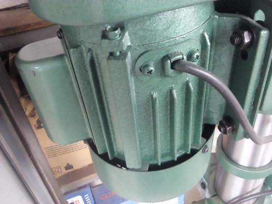 สว่านแท่นตัวใหญ่สูง 100 cm.จับดอกส่วานได้ถึง 13 มม.มีปากกาจับงานแถมให้