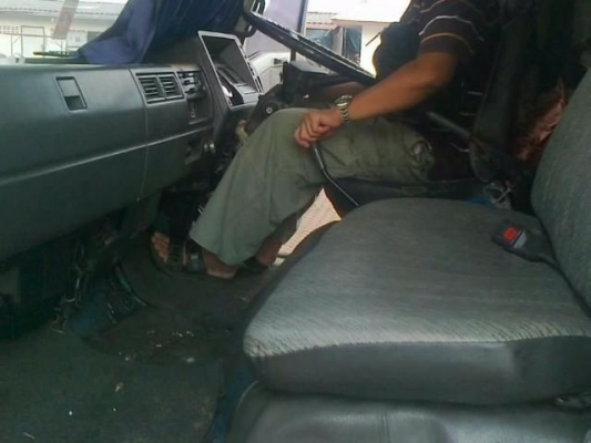 HINO KM 545 - 117 HP WO4D รถบรรทุก 6 ล้อ กระบะคอกเหล็กความยาว 5.50 เมตร เครื่องแห้งแรงดีมากครับ ภายในเก๋งคอนโซลสวยครบพร้อมสะอาดดี เกียร์ยาวบังคับง่ายไม่มีปัญหา ช่วงล่างใหญ่คัชซีสวย ยาง 8.25 ขอบ 16 สภาพดีพร้อมใช้งาน เอกสารทะเบียนภาษีครบพร้อมโอน ราคาต่อรองไ