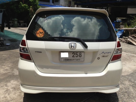 HONDA JAZZ COOL 1.5 i-VTEC (ตัว TOP) ปี2005 สีขาว HONDA JAZZ COOL 1.5 i-VTEC (ตัว TOP) ปี2005 สีขาว