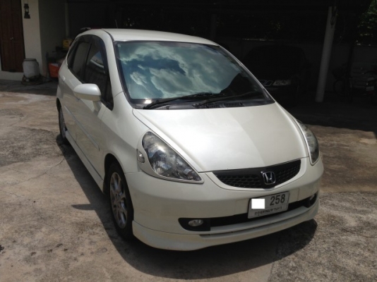 HONDA JAZZ COOL 1.5 i-VTEC (ตัว TOP) ปี2005 สีขาว HONDA JAZZ COOL 1.5 i-VTEC (ตัว TOP) ปี2005 สีขาว