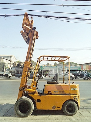 ขายรถยกโคมัสสึ 3 ตัน เครื่องดีเซลอีซูซุ งาเทด้ำ ล้อหน้าคุ่ เสาสูง 3 เมตร พวงมาลัยเพาเว่อร์ สีเดิมจากนอก นำเข้าจากญี่ปุ่น ใช้งานได้ทันที