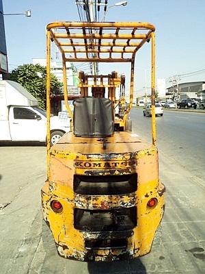 ขายรถยกโคมัสสึ 3 ตัน เครื่องดีเซลอีซูซุ งาเทด้ำ ล้อหน้าคุ่ เสาสูง 3 เมตร พวงมาลัยเพาเว่อร์ สีเดิมจากนอก นำเข้าจากญี่ปุ่น ใช้งานได้ทันที