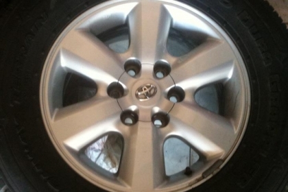 ขายแม๊ก TOYATA พร้อมยาง  สวยมากครับ 265-65-17 ยางปี 2010