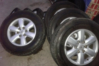 ขายแม๊ก TOYATA พร้อมยาง  สวยมากครับ 265-65-17 ยางปี 2010