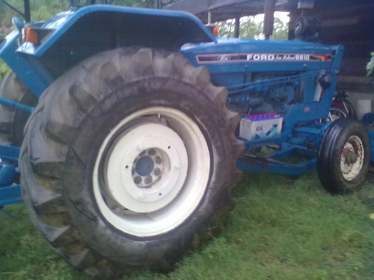 ขายรถไถ ฟอร์ด  6600 สภาพสวยพร้อมใช้  มีใบดันหน้า ผานเจ็ด เครื่องยนต์ T3