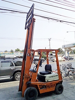 ขายรถยกโตโยต้า 1 ตัน  เครื่องเบนซิน  กระบอกคู่  เสาสูง 3 เมตร  พวงมาลัยเพาเว่อร์  สีเดิมจากนอก นำเข้าจากญี่ปุ่น ใช้งานได้ทันที