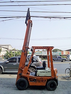 ขายรถยกโตโยต้า 1 ตัน  เครื่องเบนซิน  กระบอกคู่  เสาสูง 3 เมตร  พวงมาลัยเพาเว่อร์  สีเดิมจากนอก นำเข้าจากญี่ปุ่น ใช้งานได้ทันที