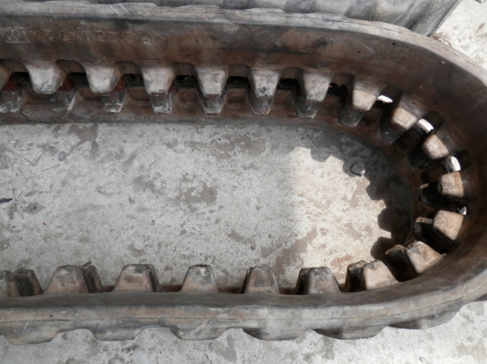 แทรคยาง สภาพ80\% .ใช้กับรถแบคโฮขนาดPC20 ขายถูก1คู่