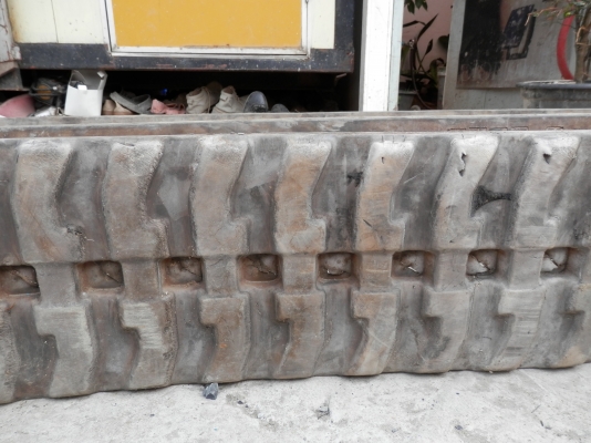 แทรคยาง สภาพ80\% .ใช้กับรถแบคโฮขนาดPC20 ขายถูก1คู่