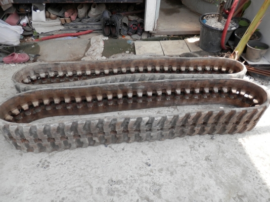 แทรคยาง สภาพ80\% .ใช้กับรถแบคโฮขนาดPC20 ขายถูก1คู่