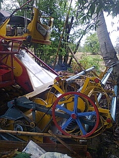 ขายรถเกี่ยวข้าว กระทิงเปลี่ยว พร้อมเทเลอร์ลาก 390000บาท