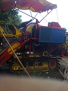 ขายรถเกี่ยวข้าว กระทิงเปลี่ยว พร้อมเทเลอร์ลาก 390000บาท