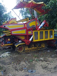 ขายรถเกี่ยวข้าว กระทิงเปลี่ยว พร้อมเทเลอร์ลาก 390000บาท