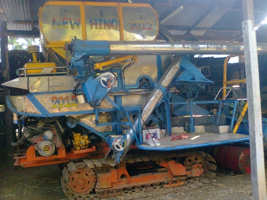 ขายรถเกี่ยวข้าวอุ้มสภาพดีพร้อมใช้ 550000บาท