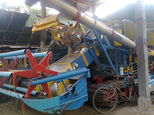 ขายรถเกี่ยวข้าว สามมิตรมอเตอร์ อุ้ม เครื่องJO8Cเทอร์โบ