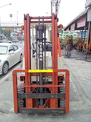 ขายรถยกนิสสัน 1.5 ตัน  เครื่องเบนซิน เกี่ยร์ออโต้  เสาสูง 3 เมตร  พวงมาลัยเพาเว่อร์  สีเดิมจากนอก นำเข้าจากญี่ปุ่น ใช้งานได้ทันที