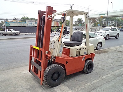 ขายรถยกนิสสัน 1.5 ตัน  เครื่องเบนซิน เกี่ยร์ออโต้  เสาสูง 3 เมตร  พวงมาลัยเพาเว่อร์  สีเดิมจากนอก นำเข้าจากญี่ปุ่น ใช้งานได้ทันที