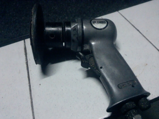 เครื่องขัดกระดาษทรายด้วยลม ตัวเครื่องถือง่ายกระชับน้ำหนักเบาปรับรอบได้