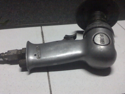 เครื่องขัดกระดาษทรายด้วยลม ตัวเครื่องถือง่ายกระชับน้ำหนักเบาปรับรอบได้ เครื่องขัดกระดาษทรายด้วยลม ตัวเครื่องถือง่ายกระชับน้ำหนักเบาปรับรอบได้