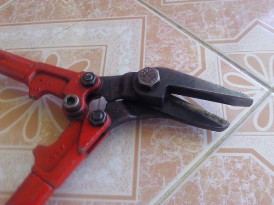 กรรไกรตัดตรง ยี้ห้อ HIT ของ ญี่ปุ่น มีจุดหมุนช่วยผ่อนแรงทำให้ตัดได้ง่ายขึ้นปากตัดเหล็กแข็งขนาดใหญ่มีตัวช่วย