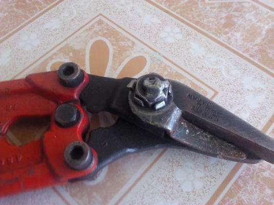 กรรไกรตัดตรง ยี้ห้อ HIT ของ ญี่ปุ่น มีจุดหมุนช่วยผ่อนแรงทำให้ตัดได้ง่ายขึ้นปากตัดเหล็กแข็งขนาดใหญ่มีตัวช่วย กรรไกรตัดตรง ยี้ห้อ HIT ของ ญี่ปุ่น มีจุดหมุนช่วยผ่อนแรงทำให้ตัดได้ง่ายขึ้นปากตัดเหล็กแข็งขนาดใหญ่มีตัวช่วย