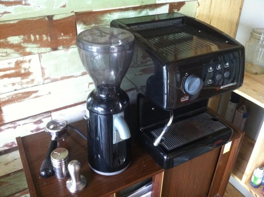 ขายเครื่องชงกาแฟ พร้อมที่บดกาแฟ โทรมาต่อรองราคาได้ครับ