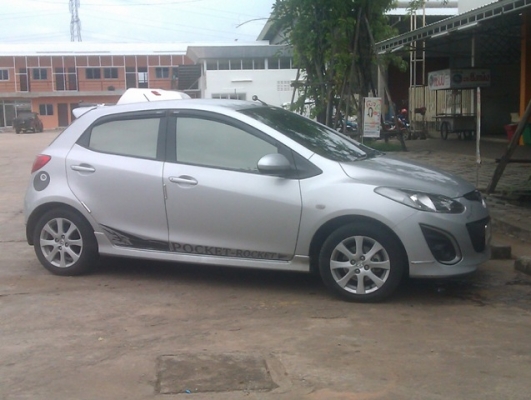 Low price for quick sale! FARANG OWNED. High-spec Mazda 2-AUTO.