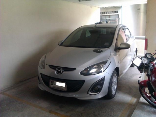 Low price for quick sale! FARANG OWNED. High-spec Mazda 2-AUTO.