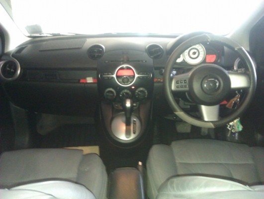 Low price for quick sale! FARANG OWNED. High-spec Mazda 2-AUTO.