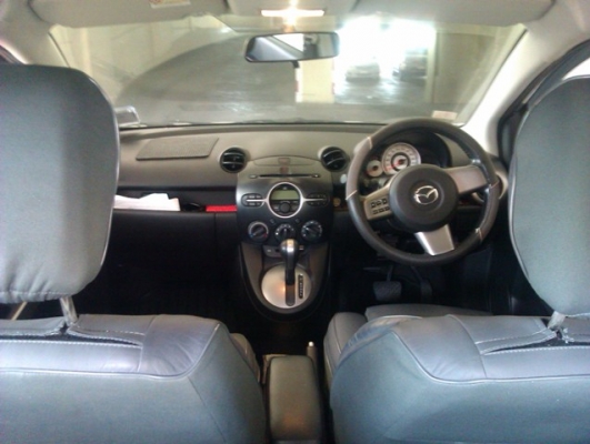 Low price for quick sale! FARANG OWNED. High-spec Mazda 2-AUTO.
