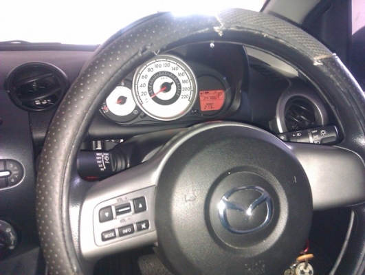 Low price for quick sale! FARANG OWNED. High-spec Mazda 2-AUTO.