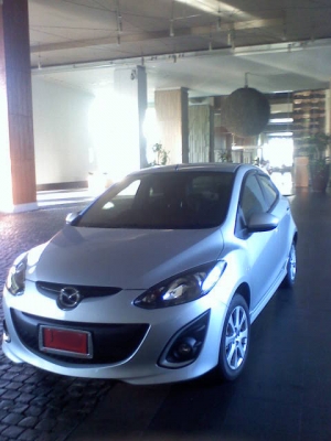 Low price for quick sale! FARANG OWNED. High-spec Mazda 2-AUTO.