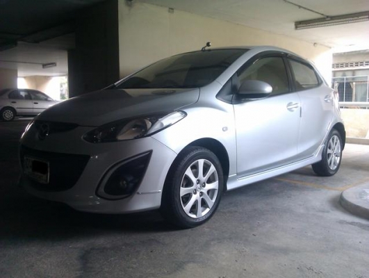Low price for quick sale! FARANG OWNED. High-spec Mazda 2-AUTO.
