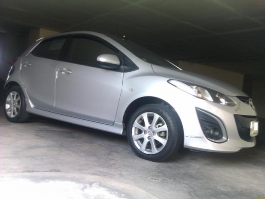 Low price for quick sale! FARANG OWNED. High-spec Mazda 2-AUTO.
