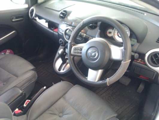 Low price for quick sale! FARANG OWNED. High-spec Mazda 2-AUTO.
