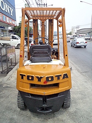 ขายรถยกโตโยต้า 1.5 ตัน  เครื่องเบนซิน  ล้อหน้าคุ่  เสาสูง 4.7 เมตร  เสาต่ำ พวงมาลัยเพาเว่อร์  สีเดิมจากนอก นำเข้าจากญี่ปุ่น ใช้งานได้ทันที