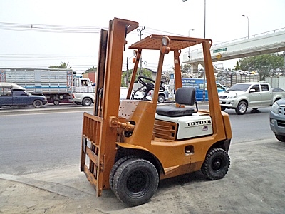 ขายรถยกโตโยต้า 1.5 ตัน  เครื่องเบนซิน  ล้อหน้าคุ่  เสาสูง 4.7 เมตร  เสาต่ำ พวงมาลัยเพาเว่อร์  สีเดิมจากนอก นำเข้าจากญี่ปุ่น ใช้งานได้ทันที