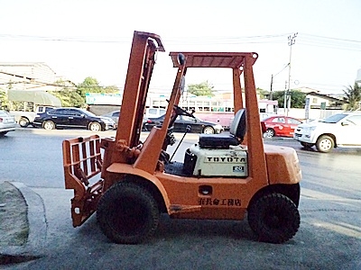 ขายรถยกโตโยต้า 2 ตัน เครื่องเบนซิน งาเทด้ำ เสาสูง 3.5 เมตร ล้อหน้าคู่   พวงมาลัยเพาเว่อร์  สีเดิมจากนอก นำเข้าจากญี่ปุ่น ใช้งานได้ทันที