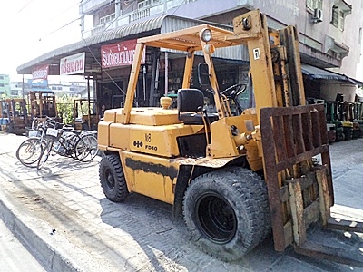 ขายรถยกโคมัสสึ 4 ตัน เครื่องดีเซลอีซูซุ  ล้อหน้าคู่  เสาสูง 3 เมตร พวงมาลัยเพาเว่อร์ สีเดิมจากนอก นำเข้าจากญี่ปุ่น ใช้งานได้ทันที