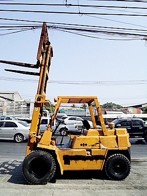 ขายรถยกโคมัสสึ 4 ตัน เครื่องดีเซลอีซูซุ  ล้อหน้าคู่  เสาสูง 3 เมตร พวงมาลัยเพาเว่อร์ สีเดิมจากนอก นำเข้าจากญี่ปุ่น ใช้งานได้ทันที